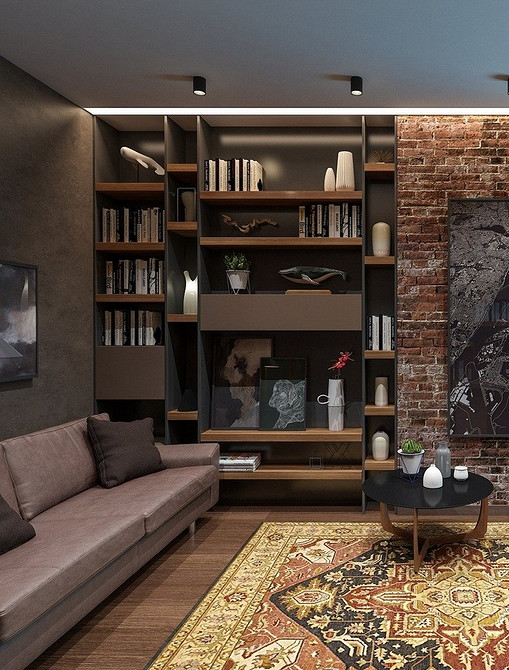 Маленький коричневий диван в компактній вітальні з книжковими полицями та рослинами