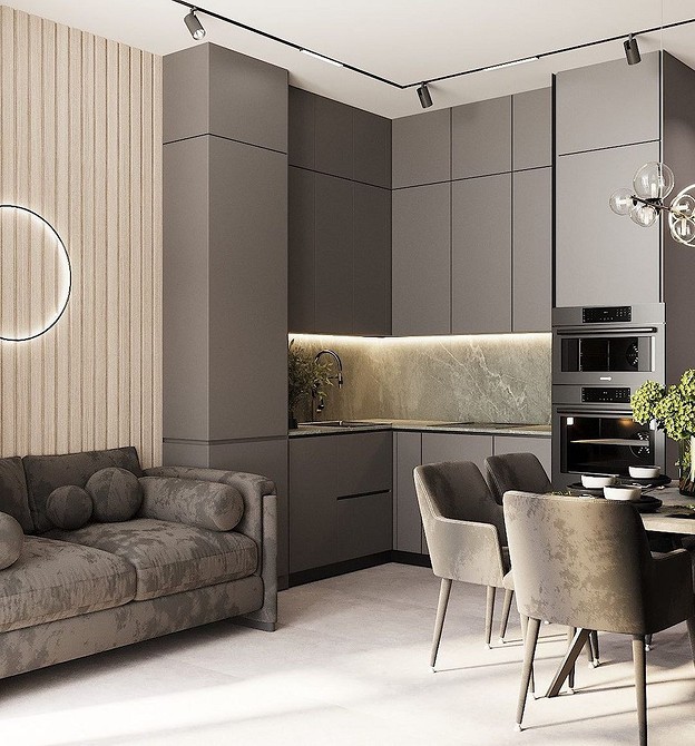 Кутовий коричневий диван у вітальні з великими вікнами та видом на місто