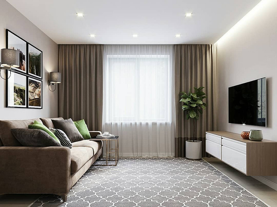 Елегантний коричневий шкіряний диван в класичному інтер'єрі з каміном