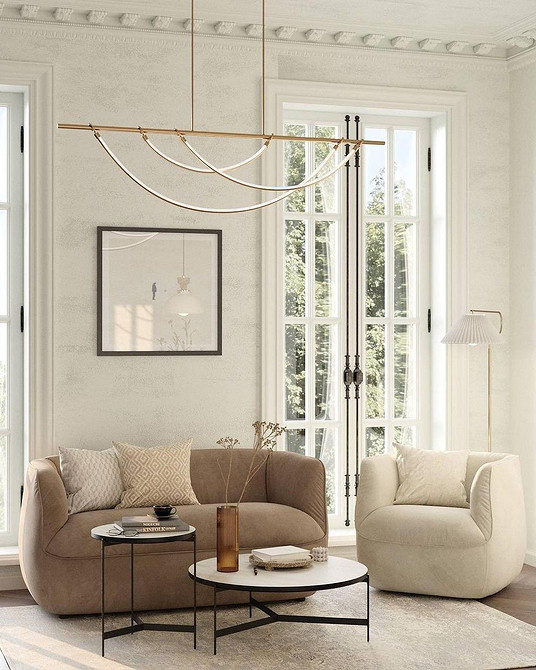 Коричневий диван з текстильною оббивкою в інтер'єрі з рослинами