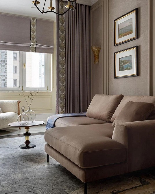 Елегантний шкіряний коричневий диван в класичному інтер'єрі з каміном