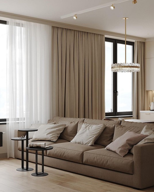 Коричневий диван в інтер'єрі з декоративними подушками, коричнева палітра та дизайн інтер'єру.