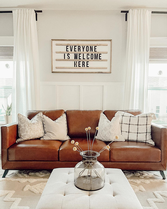 Сучасний шкіряний диван: поради щодо вибору та догляду за кольоровою оббивкою меблів.