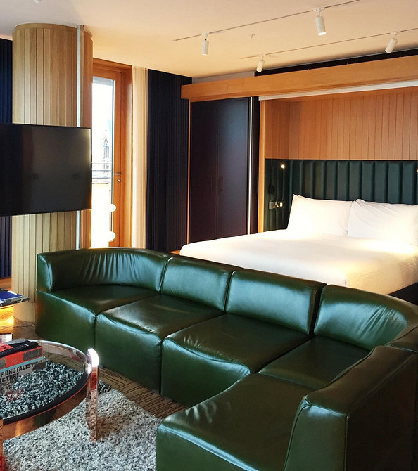 Класичний шкіряний диван у вітальні: поради експертів з вибору та догляду.