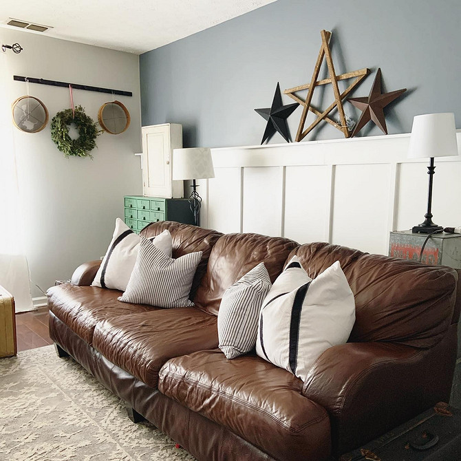 Шкіряний диван з дерев'яними ніжками. Види шкіри для меблів та особливості вибору.