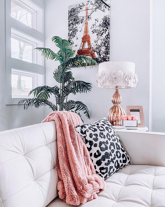 Світлий шкіряний диван у мінімалістичному інтер'єрі, вибір кольору для дивану.