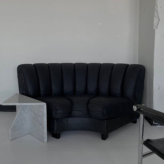 Дизайн вітальні з двома шкіряними диванами. Меблі з натуральної шкіри в гармонійному поєднанні.