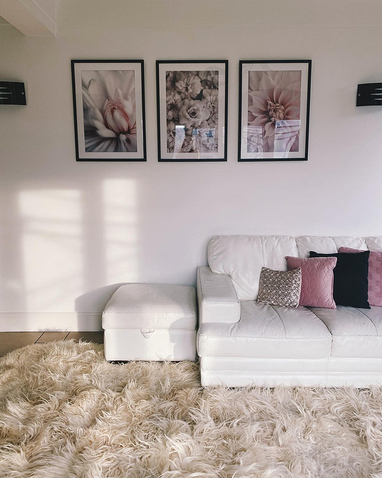 Шкіряний кутовий диван у великій вітальні, елегантні меблі для дому.