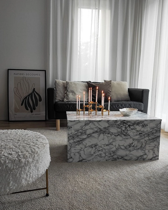 Сучасний інтер'єр вітальні з елегантним шкіряним диваном нейтрального кольору