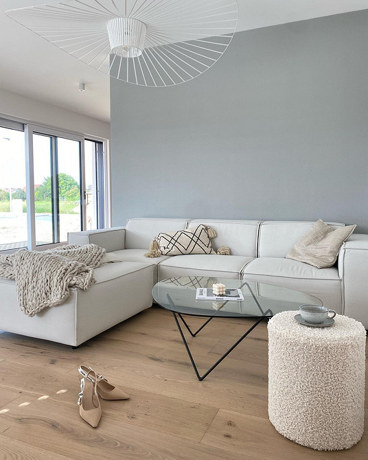 Маленький шкіряний диван в кабінеті. Меблі з натуральної шкіри в інтер'єрі робочого простору.