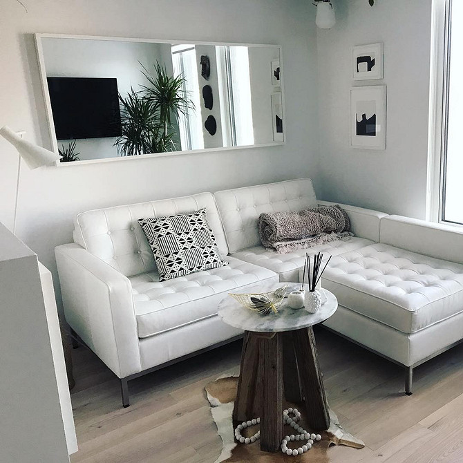 Сучасний шкіряний диван у вітальні, вдалий вибір кольору для дизайну.