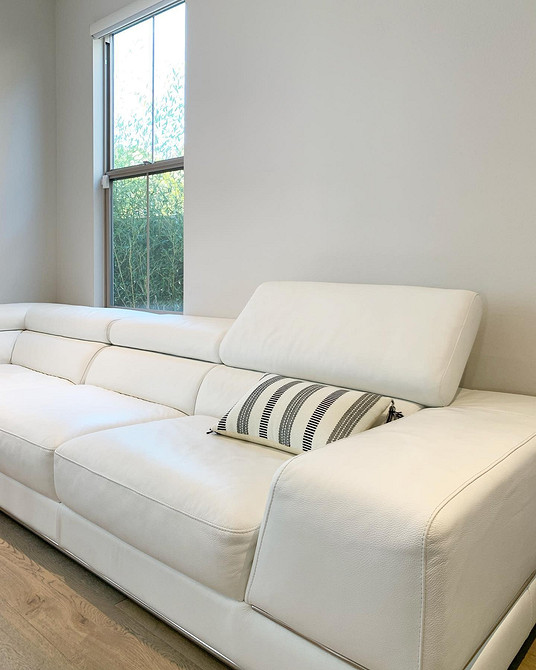 Шкіряний диван у вітальні: стильний дизайн та сучасний інтер'єр з меблями з натуральної шкіри.