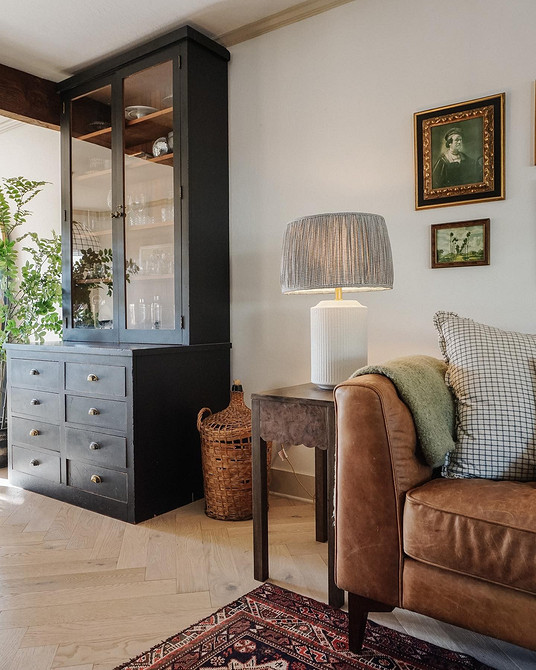 Шкіряний кутовий диван у вітальні: як правильно підібрати кольорову оббивку меблів.