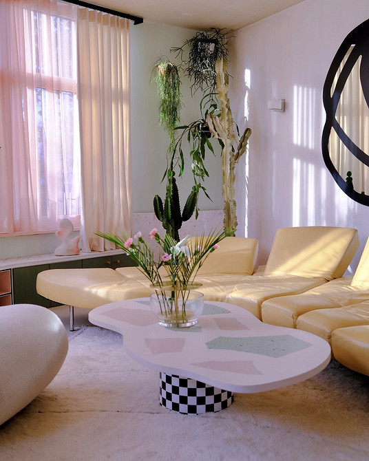 Шкіряний диван у світлій вітальні: поради щодо вибору та поєднання кольорів.