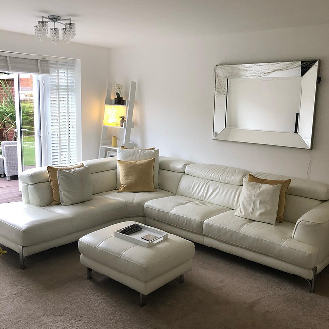 Розкішний шкіряний диван у вітальні, ідеально підібраний до інтер'єру кімнати.