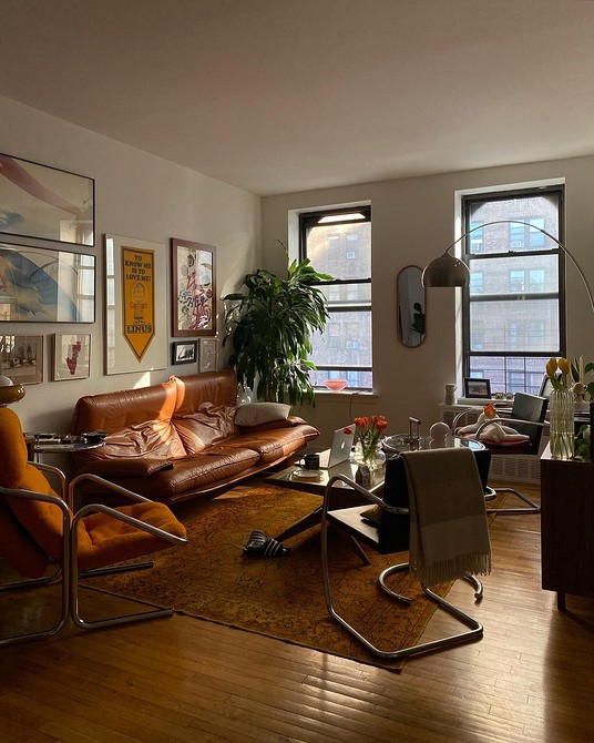 Дизайн вітальні зі шкіряним диваном: як підібрати колір меблів