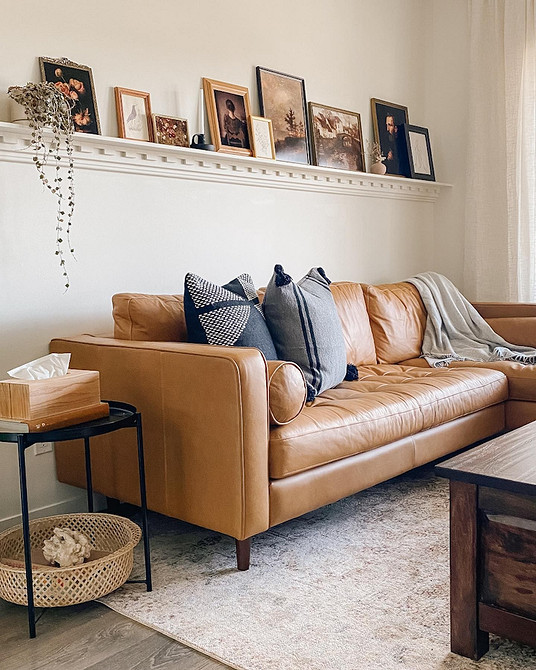 Сучасна вітальня з білим шкіряним диваном, стильний інтер'єр з диваном.