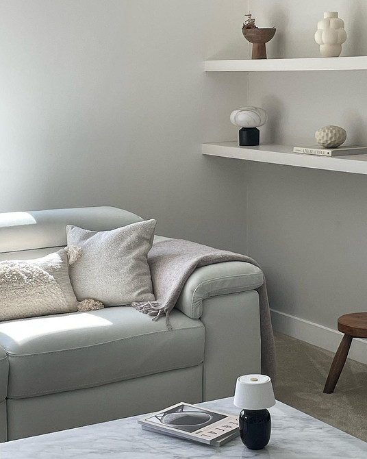 Темно-коричневий шкіряний диван у класичній вітальні, елегантні меблі.