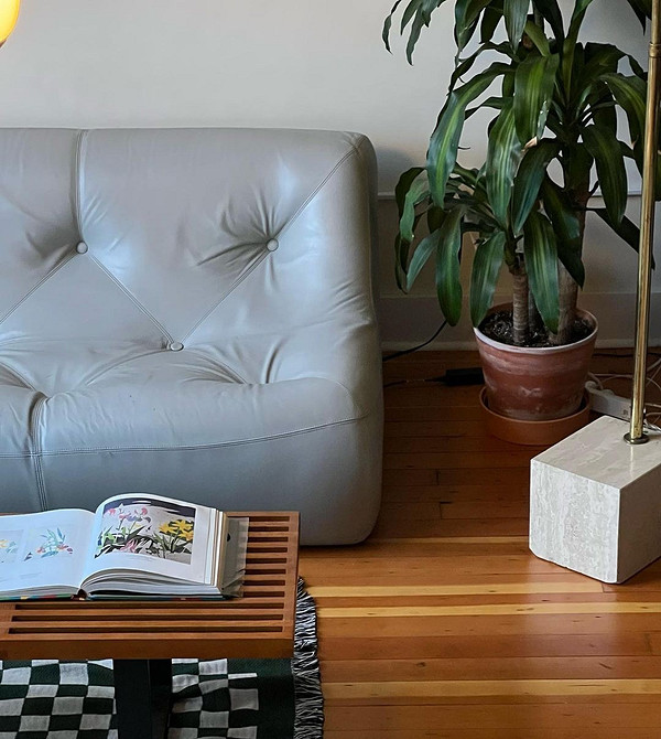 Шкіряний диван з декоративними подушками. Меблі з натуральної шкіри та текстильний декор.