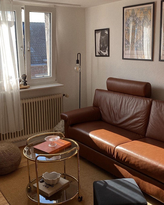 Вибір кольору шкіряного дивана для ідеального інтер'єру вітальні