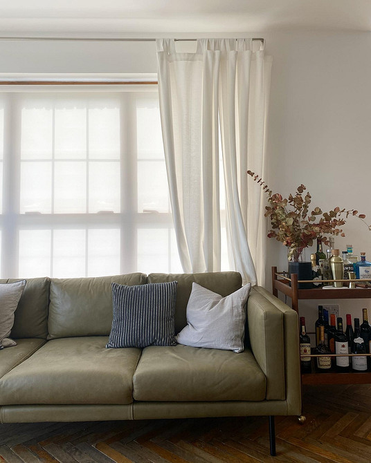 Інтер'єр з коричневим шкіряним диваном: поєднання кольорів у вітальні для затишку.