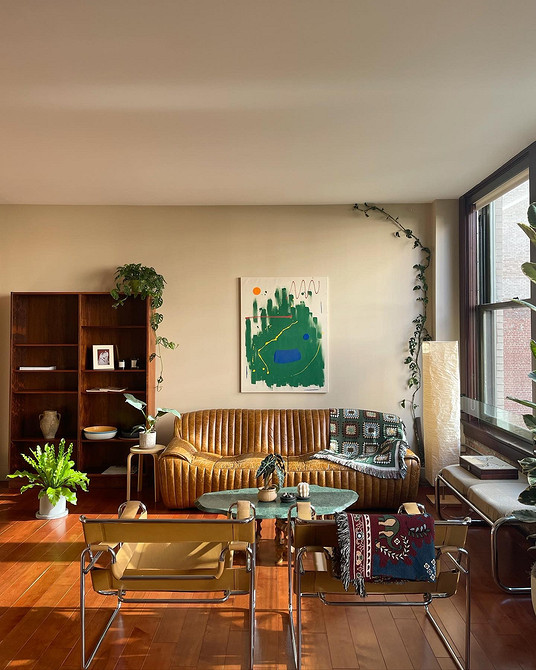 Розкішний шкіряний диван з високою спинкою, вишуканий дизайн для елегантного інтер'єру.