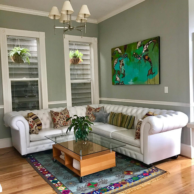 Стильний шкіряний диван у вітальні, гармонійний інтер'єр з меблями для дому.