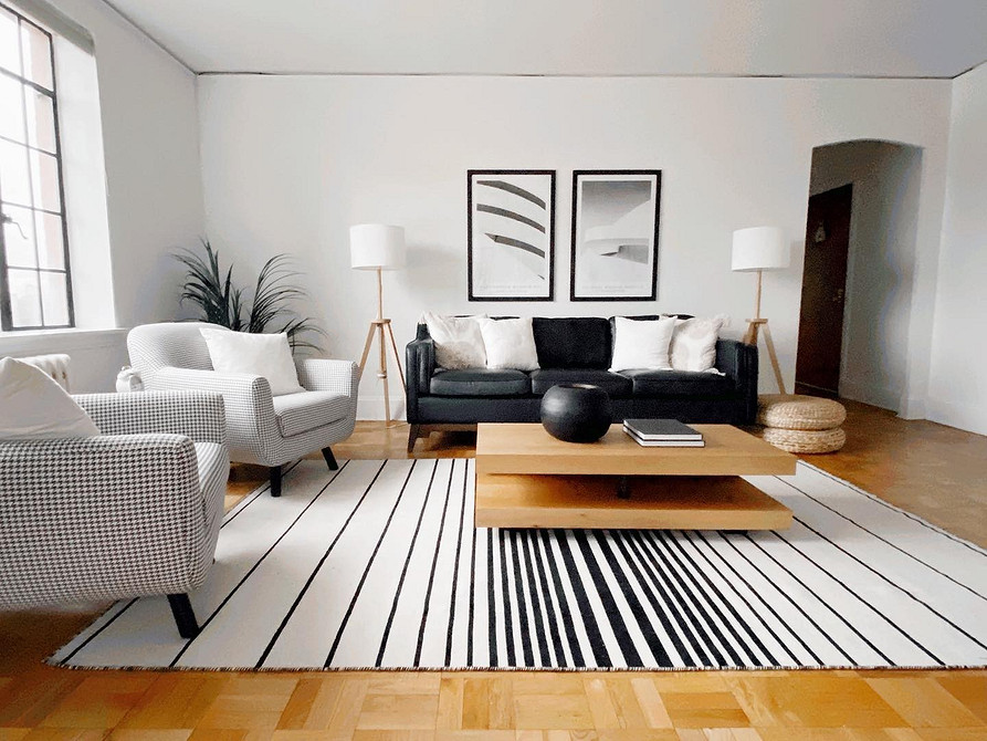 Світлий шкіряний диван в мінімалістичному інтер'єрі, акцент на простоті та функціональності.