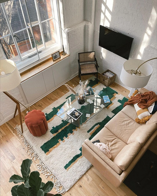 Шкіряний диван сірого кольору в мінімалістичному інтер'єрі, меблі для дому.