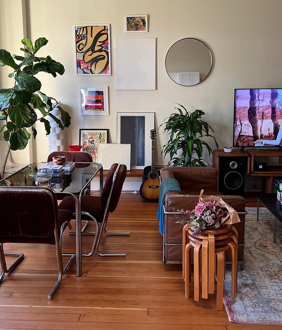 Кутовий шкіряний диван, зручне та практичне рішення для великої родини.