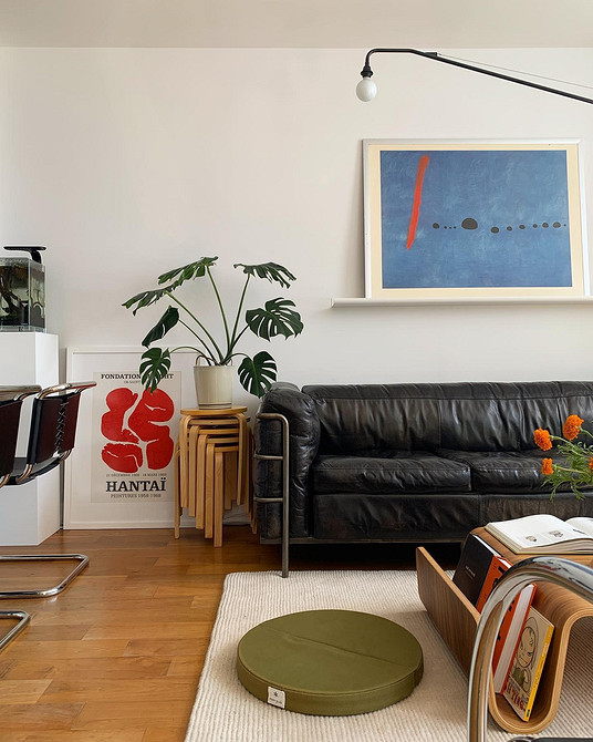 Шкіряний диван кремового кольору в класичному інтер'єрі вітальні