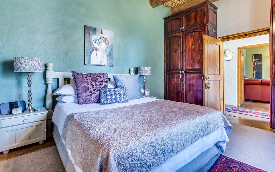 Темні дерев'яні фасади меблів: виразний акцент та додавання глибини в інтер'єр