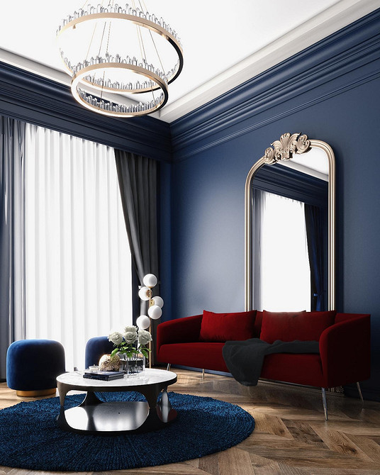 Червоний диван у вітальні з синіми шторами: сміливе та виразне поєднання кольорів.