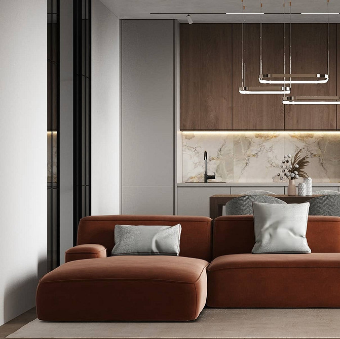 Модульний червоний диван у просторій вітальні з великими вікнами та природним світлом