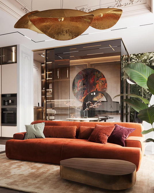 Червоний велюровий диван в інтер'єрі з декоративними подушками, акцент на текстуру