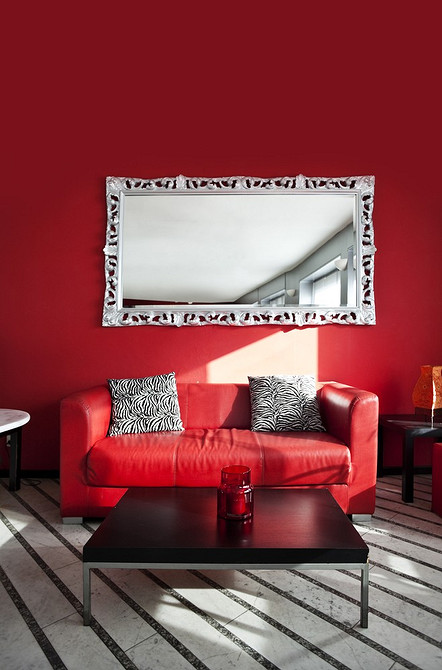Як вдало інтегрувати червоний диван в інтер'єр: поради дизайнерів 2024