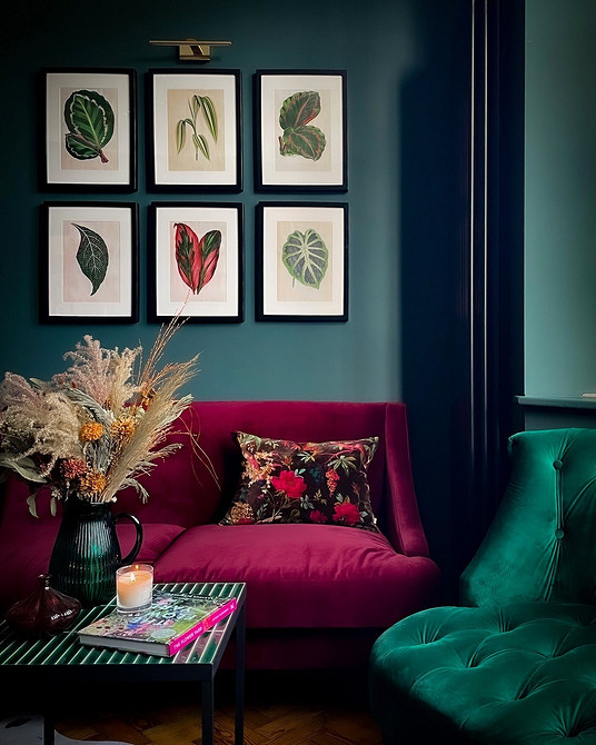 Червоний диван в інтер'єрі з текстилем різних кольорів: еклектичний стиль