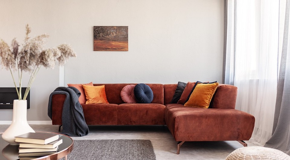 Червоний диван в інтер'єрі вітальні: вибір відтінку та дизайну у 2024 році