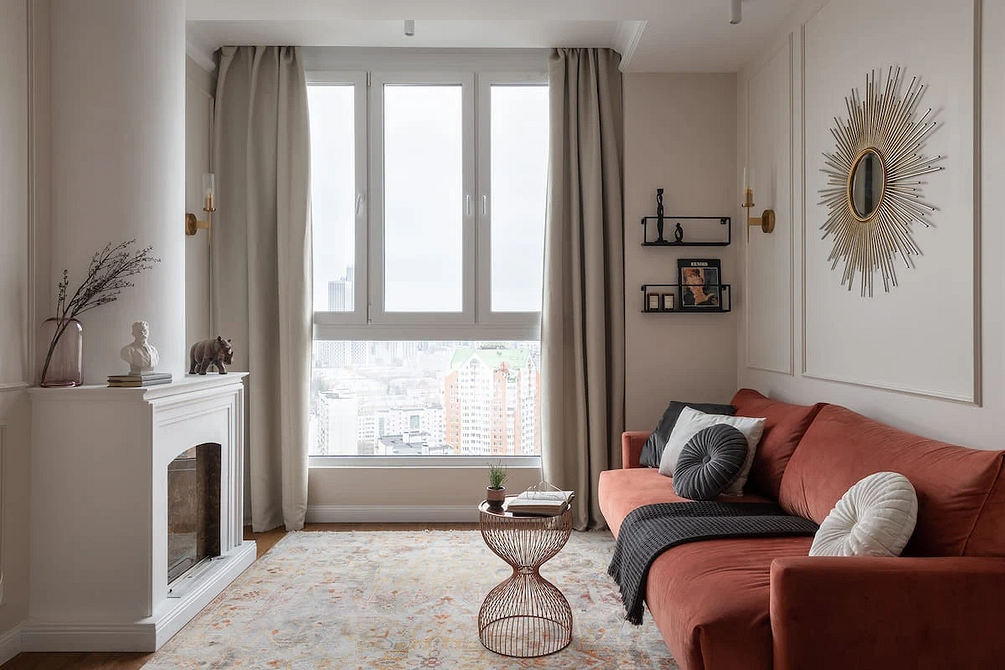 Зелений інтер'єр з червоним диваном: природне та стильне поєднання кольорів.