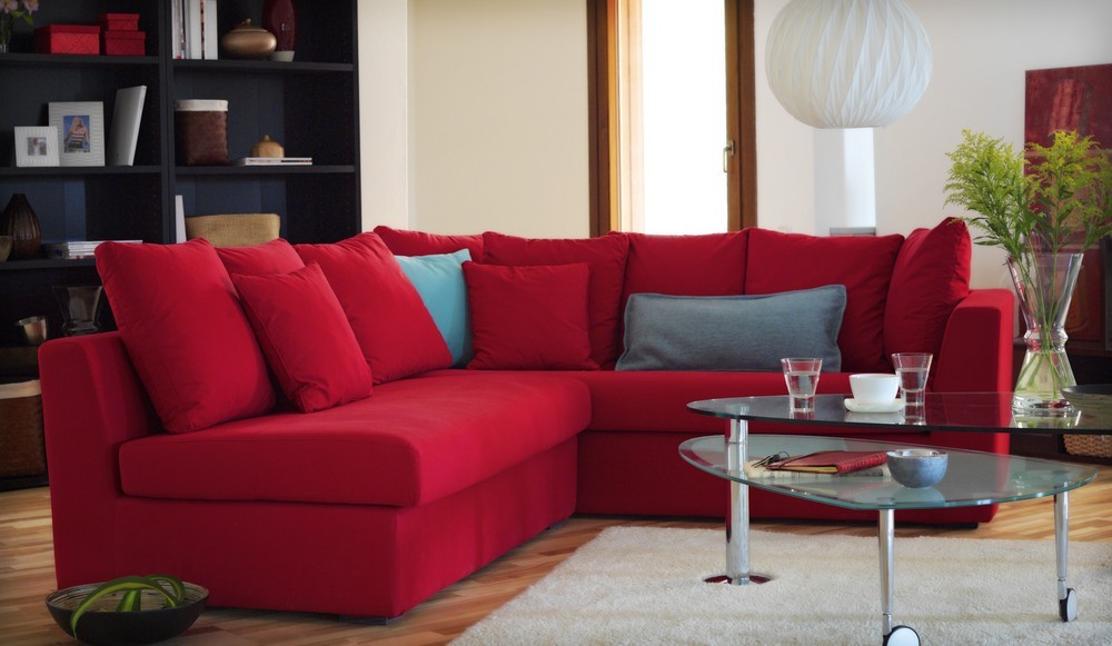 Дизайн вітальні з червоним диваном: приклади та ідеї для натхнення