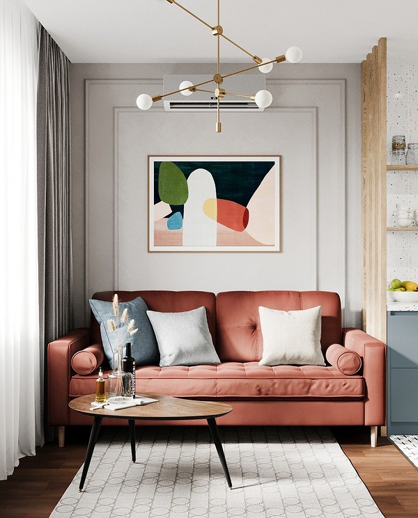 Вітальня з червоним диваном, журнальним столиком та зеленими рослинами, еко-дизайн інтер'єру.