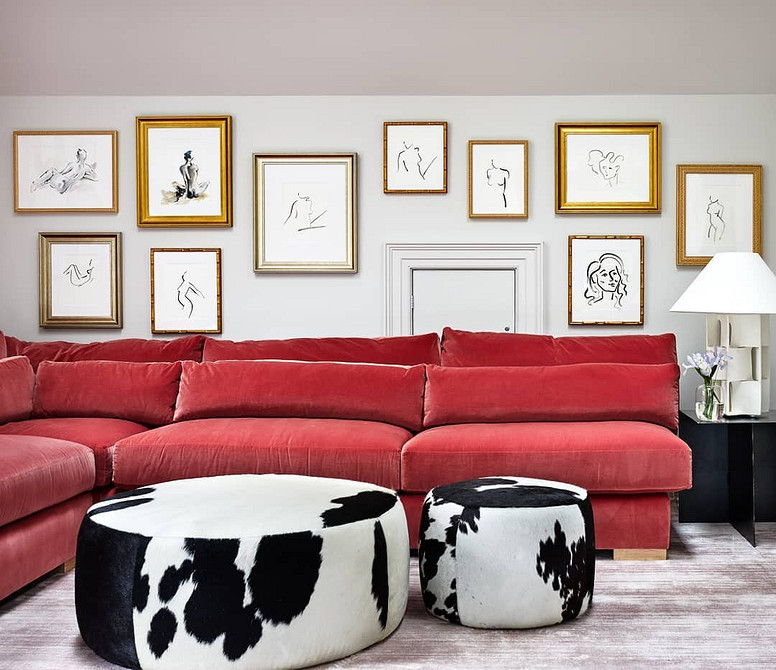 Дизайн вітальні з червоним диваном: поєднання кольорів та меблів для затишку