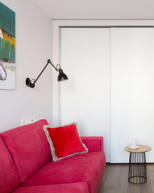 Поєднання кольорів в інтер'єрі з червоним диваном: поради дизайнерів щодо вибору