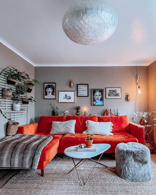 Поєднання червоного дивана з іншими кольорами в інтер'єрі вітальні: поради дизайнерів