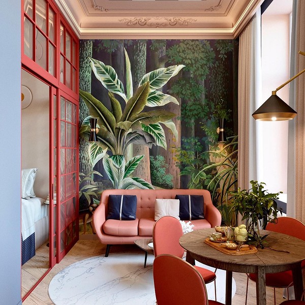 Інтер'єр вітальні з червоним диваном та світлими стінами: простір та яскравість