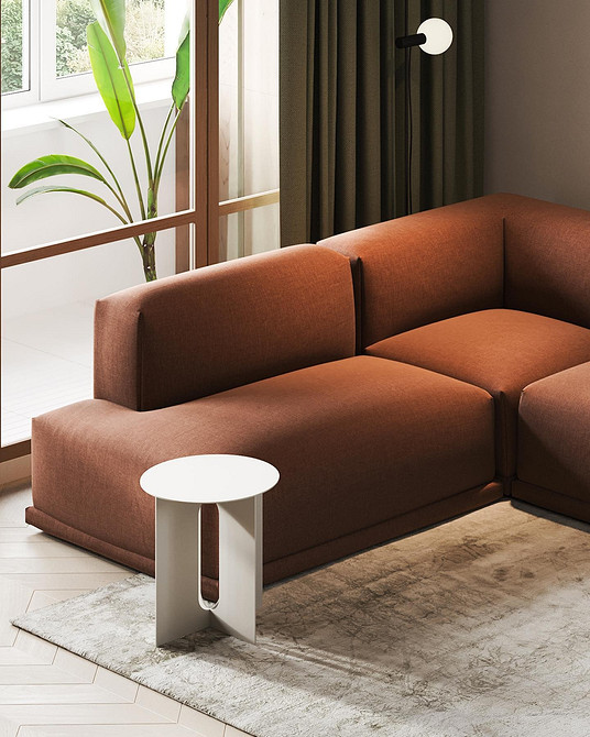 Червоний шкіряний диван в інтер'єрі класичної вітальні з каміном