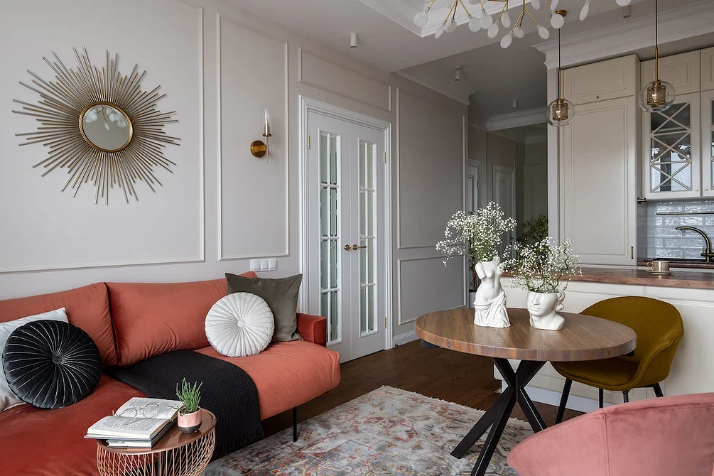 Червоний диван в інтер'єрі з акцентами: вдале поєднання кольорів та текстур.