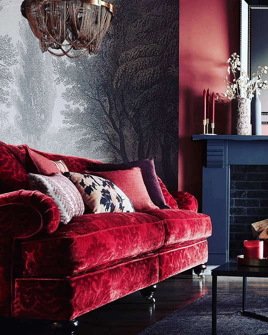 Текстурний червоний диван у вітальні з дерев'яною підлогою та мінімалістичним декором.