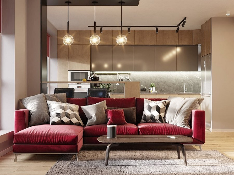 Кімната з червоним диваном та зеленими рослинами, вдале поєднання кольорів в інтер'єрі