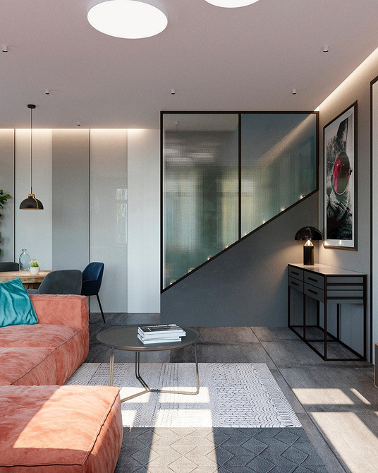 Червоний диван у вітальні з декоративними подушками та килимом, стильний дизайн інтер'єру.